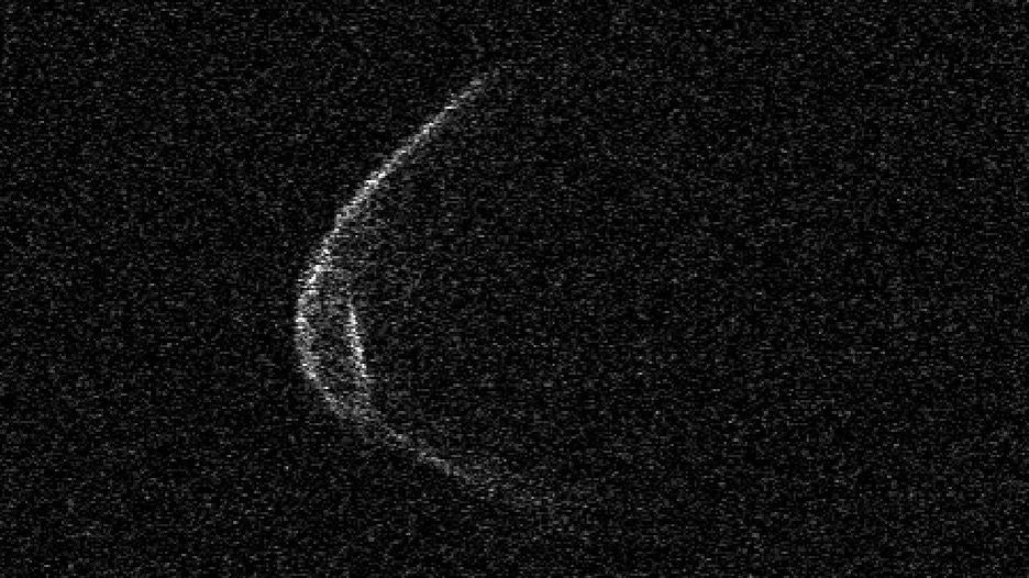 Uvědomělý asteroid. Kolem Země proletí těleso ve tvaru roušky